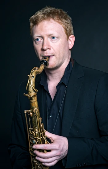 Steffen Weber spielt Saxofon