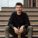 Patrick Hinsberger auf Treppe mit Trompete