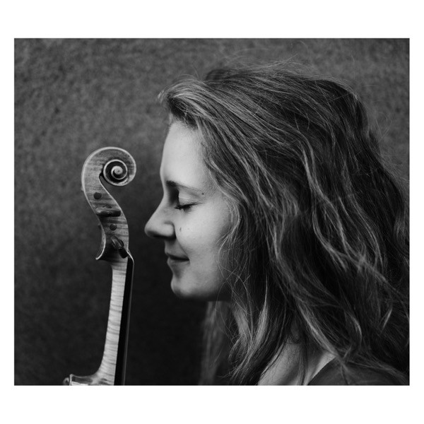 Annemarie Gäbler schwarz-weiß Portrait mit ihrer Geige