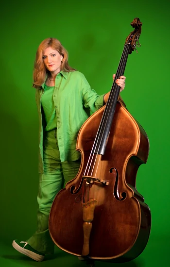 Lisa Wulff mit Kontrabass vor grünem Hintergrund