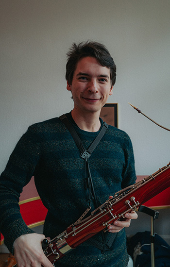 Theo Plath mit Fagott vor weißer Wand.