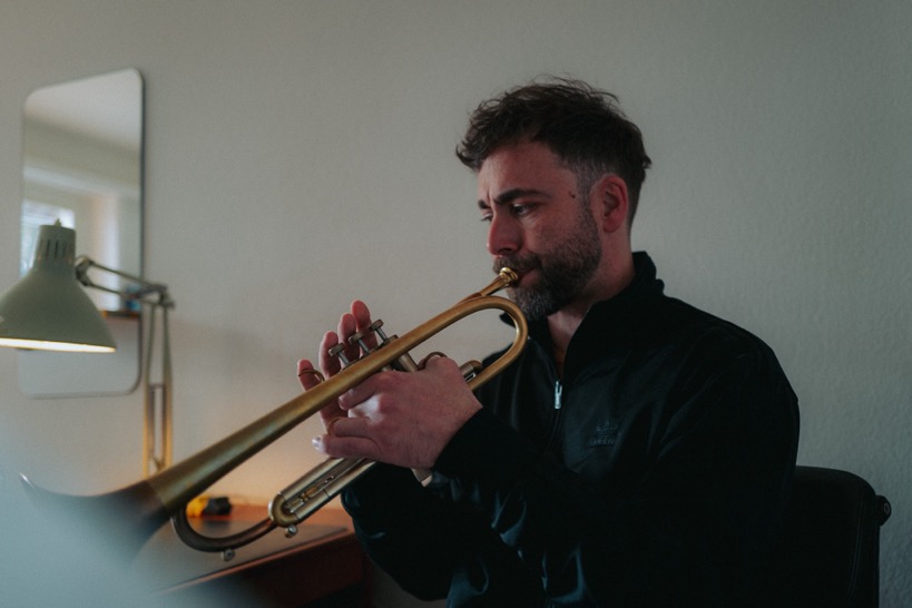 Lukas Thoeni an der Trompete - sitzend