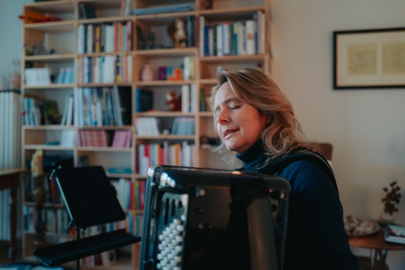 Akkordeonspielerin Viviane Chassot spielt vertieft auf ihrem Instrument.
